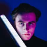 Mann i bl&aring;tt og lilla lys