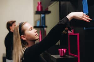 En fokusert Gunn plasserer en hylle p&aring; installasjonen