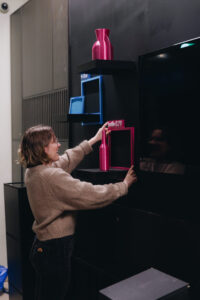 Vilde plasserer en 3d-printet flaske