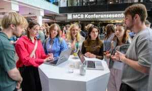FUSE er en desktop grensesnitt som gj&oslash;r visualisering av kompleks data mye enklere. Henrik Nordberg (helt til venstre) og Erling Qvale (til hyre i bildet) st&aring;r bak utviklingen. Foto: Ronald Toppe / Scary Weather