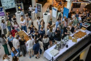 Arrang&oslash;rene sparte ikke p&aring; noen ting, og spanderte lunsj p&aring; alle de oppm&oslash;tte. Brus var det ogs&aring;, og fingermat galore. Foto: Ronald Toppe / Scary Weather