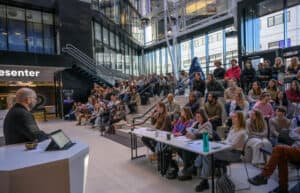 Juryen gir konstruktiv tilbakemelding og stiller sp&oslash;rsm&aring;l til studentene. Foto: Ronald Toppe.