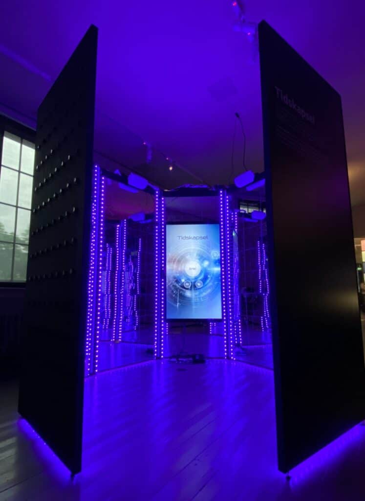 Fra tidskapselens &aring;pning ser man trykkskjermen.