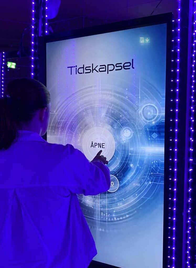 Gjesten trykker for &aring; "&Aring;pne" tidskapselen.