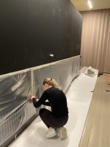 Gunn setter opp maskering slik at vi kan male veggen