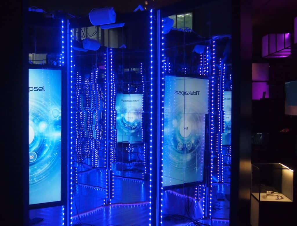 Oktogonet med trykkskjerm, speil og bl&aring; LED-lys.