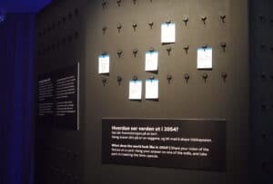 Fremtidskort og installasjonstekst p&aring; veggene.