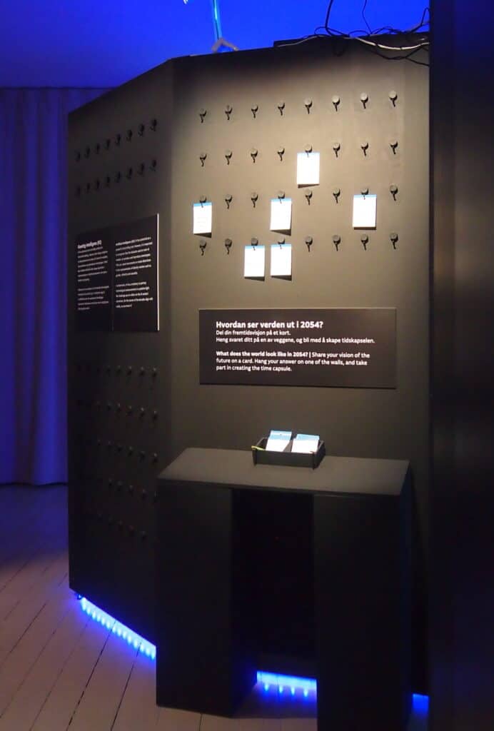 Fremtidskort og installasjonstekst p&aring; veggene.