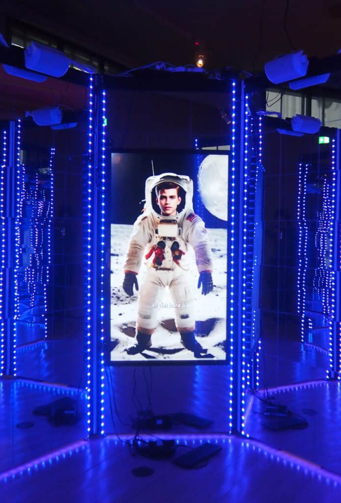 Avatar fra 1954 som forteller om reiser til m&aring;nen.