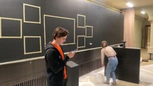 Teip p&aring; veggen for &aring; markere der skjermen og hyllene skulle festes