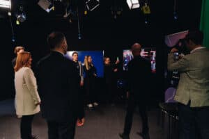 Viktige personer ser p&aring; fremvisning